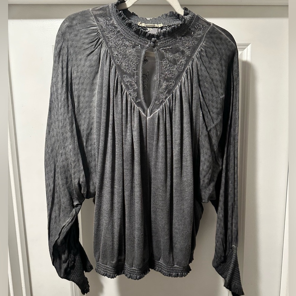 gimmicks by BKE Charcoal Lace Yoke Peasant Top